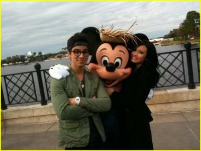 Joe Jonas y Demi Lovato juntos en Epcot Center
