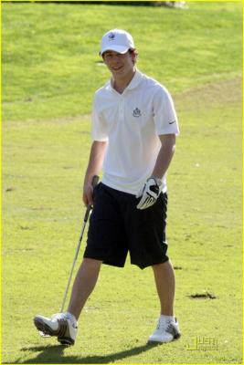 Nick Jonas juega al golf