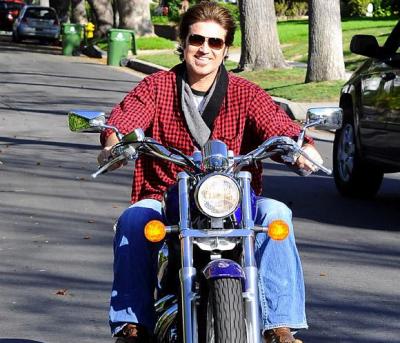 El padre de Miley Cyrus presume de moto por el vecindario