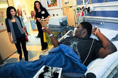 SELENA REPARTE ALEGRIA