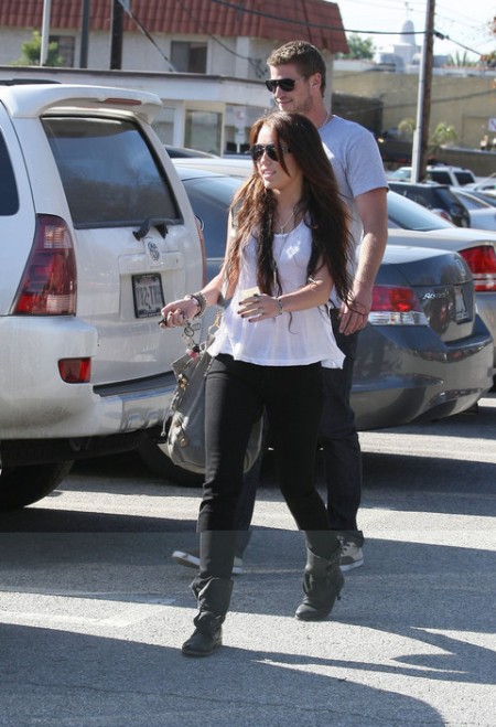 miley-cyrus-abandona-hannah-montana-para-ir-tras-pasos-blake-lively-02 miley-cyrus-abandona-hannah-montana-para-ir-tras-pasos-blake-lively-02